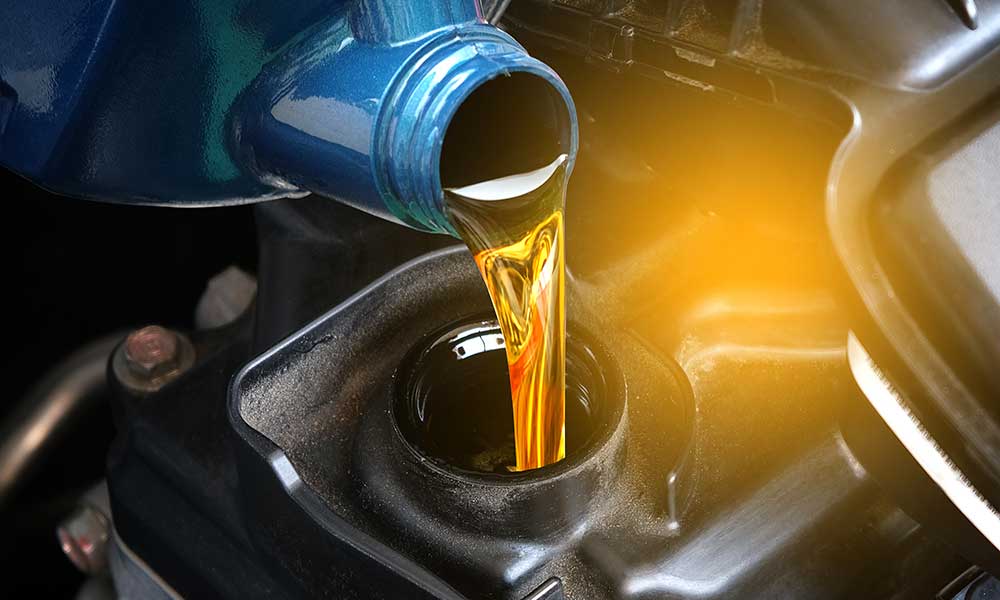 Nachfüllen von Qualitätsöl in den Motor Motorwagen Getriebe und Wartungsgetriebe